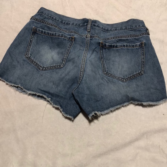 Distressed “diva” style jean shorts - Picture 2 of 4
